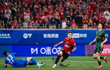 斗球体育官方入口-五轮0进球，认命的罗斯连搏命的勇气也没有！浙江队抄错上港作业